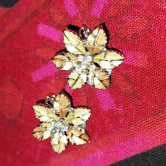 Flower CLIP Earrings Tann & Bronze In Color Rhinestones in Center Silver Tone - Picture 3 of 6